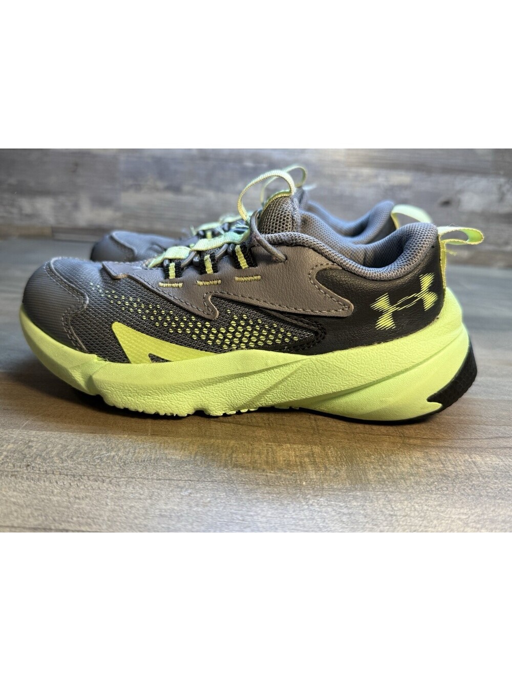 Kids Under Armour Scramjet 6 Boys Running Shoe, size 11.  (cp/sh4)